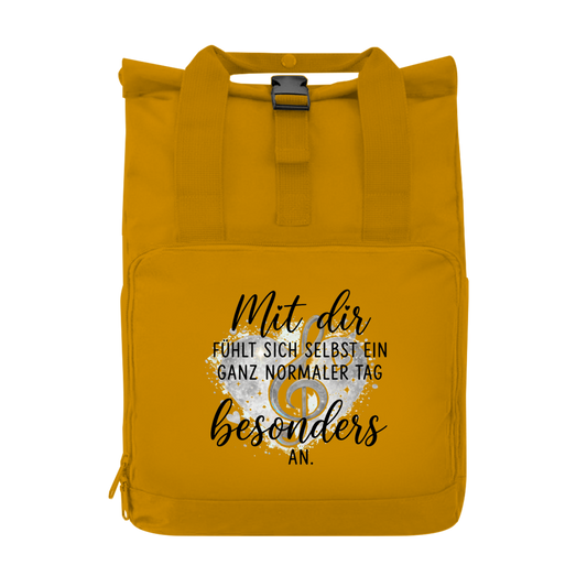 Gelber Rucksack mit Seitentaschen, Herz-Motiv, Notenschlüssel und dem Spruch "Mit dir fühlt sich selbst ein ganz normaler Tag besonders an
