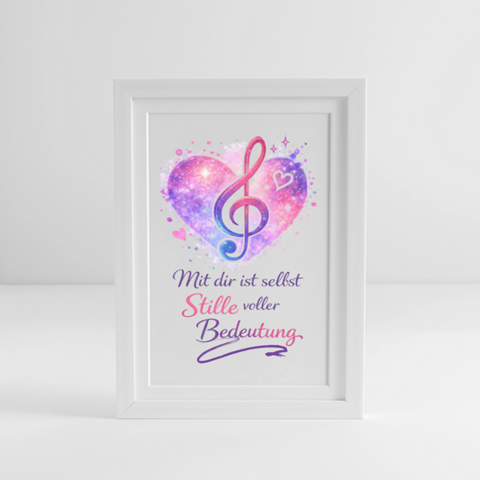 Gerahmtes Poster "Stille voller Bedeutung" (27 × 37 cm) | Wortmelodie Moments - Weiß