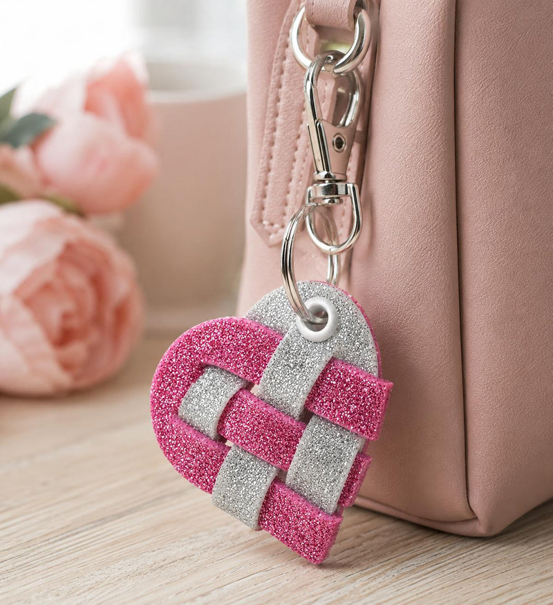 Handgefertigter Herz-Schlüsselanhänger in Pink-Silber aus Moosgummi mit Glitzer, mit Karabiner an rosa Handtasche befestigt