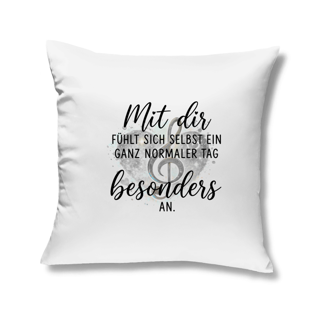 Quadratisches Kopfkissen 40x40 cm mit Herz-Motiv, Notenschlüssel und dem Spruch "Mit dir fühlt sich selbst ein ganz normaler Tag besonders an"