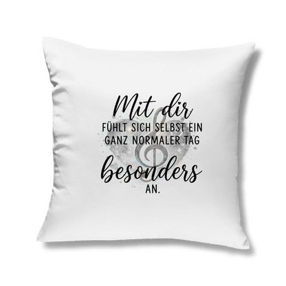 Quadratisches Kopfkissen 40x40 cm mit Herz-Motiv, Notenschlüssel und dem Spruch "Mit dir fühlt sich selbst ein ganz normaler Tag besonders an"