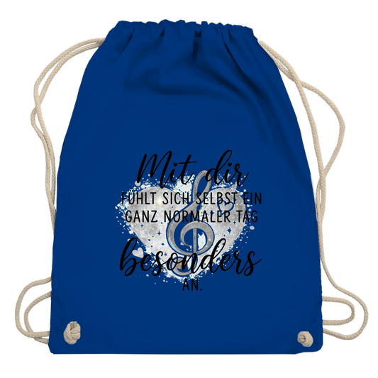 Blauere Turnbeutel aus Baumwolle mit Herz-Motiv, Notenschlüssel und dem Spruch "Mit dir fühlt sich selbst ein ganz normaler Tag besonders an"
