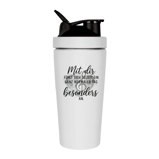 Fitness-Shaker aus Edelstahl mit Herz-Motiv, Notenschlüssel und dem Spruch "Mit dir fühlt sich selbst ein ganz normaler Tag besonders an"