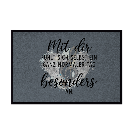 Rutschfeste Fußmatte mit Gummirand, Herz-Motiv, Notenschlüssel und dem Spruch "Mit dir fühlt sich selbst ein ganz normaler Tag besonders an