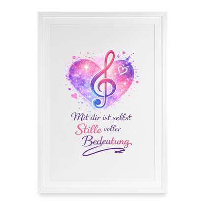 Gerahmtes Poster (49x69 cm) mit Passepartout, Notenschlüssel-Herz-Motiv und dem Spruch "Mit dir ist selbst Stille voller Bedeutung"