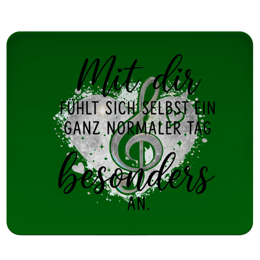 Grünes Mousepad mit Herz-Motiv, Notenschlüssel und dem Spruch "Mit dir fühlt sich selbst ein ganz normaler Tag besonders an"