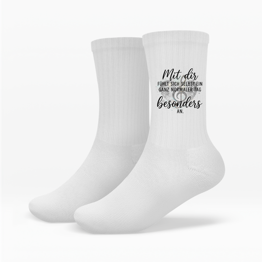 Socken mit Herz-Motiv, Notenschlüssel und dem Spruch "Mit dir fühlt sich selbst ein ganz normaler Tag besonders an"