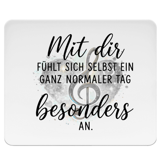 Weßes Mousepad mit Herz-Motiv, Notenschlüssel und dem Spruch "Mit dir fühlt sich selbst ein ganz normaler Tag besonders an"