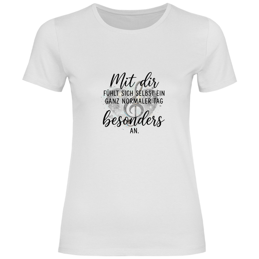 Weißes Figurbetontes Damen T-Shirt mit Herz-Motiv, Notenschlüssel und dem Spruch "Mit dir fühlt sich selbst ein ganz normaler Tag besonders an"